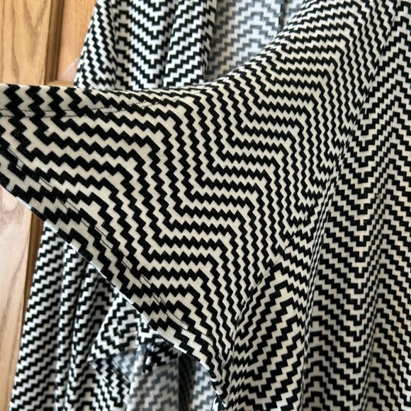 The Limited - Black and White One Button Wrap (Bobeau) Cardigan - Large - Picture 5 of 12